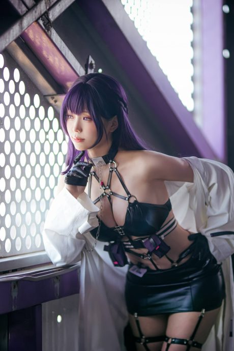 ElyEE子COS《胜利女神:妮姬》米哈拉,战术皮衣造型尽显冷艳与凌厉气场