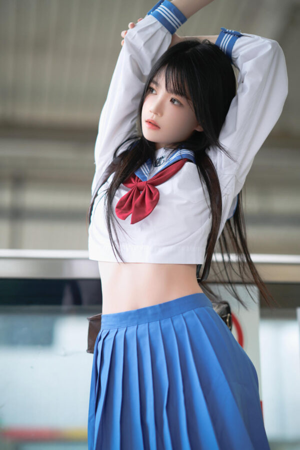 桜桃喵地铁JK制服随拍:在通勤车站台阶定格清透校园风