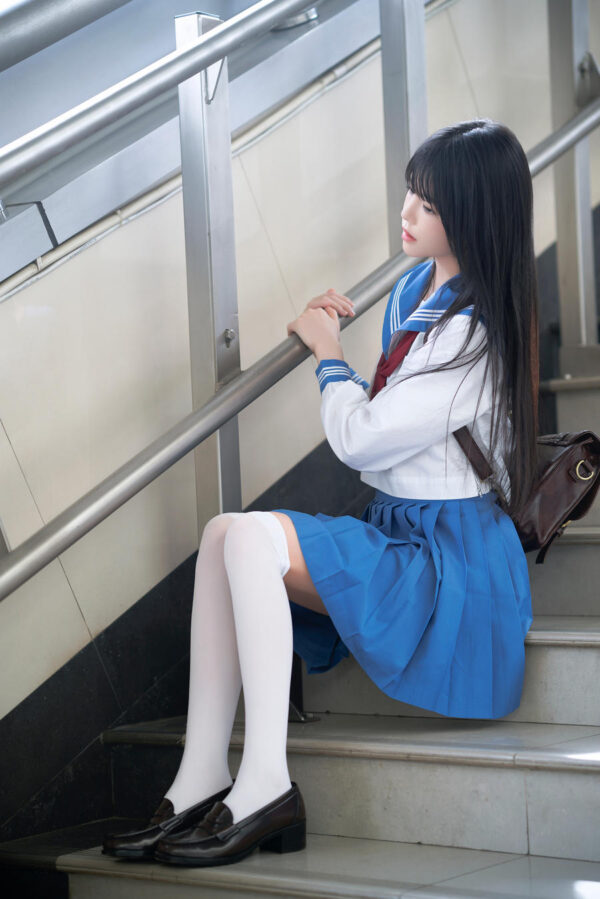 桜桃喵地铁JK制服随拍:在通勤车站台阶定格清透校园风