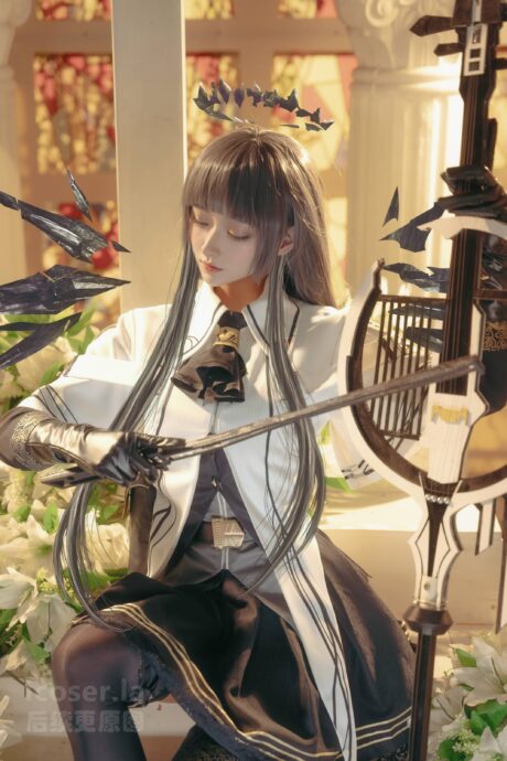 羽生三未《明日方舟》阿尔图罗COS,黑白礼装与源石乐器还原优雅乐手