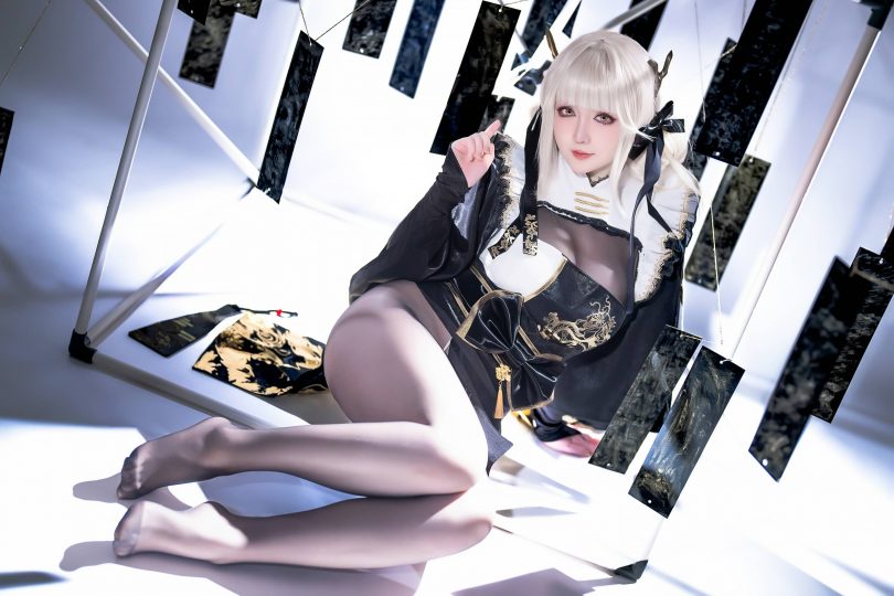 星之迟迟妮姬cos布兰儿：黑金和服龙纹刺绣还原舞台表演者的从容气场