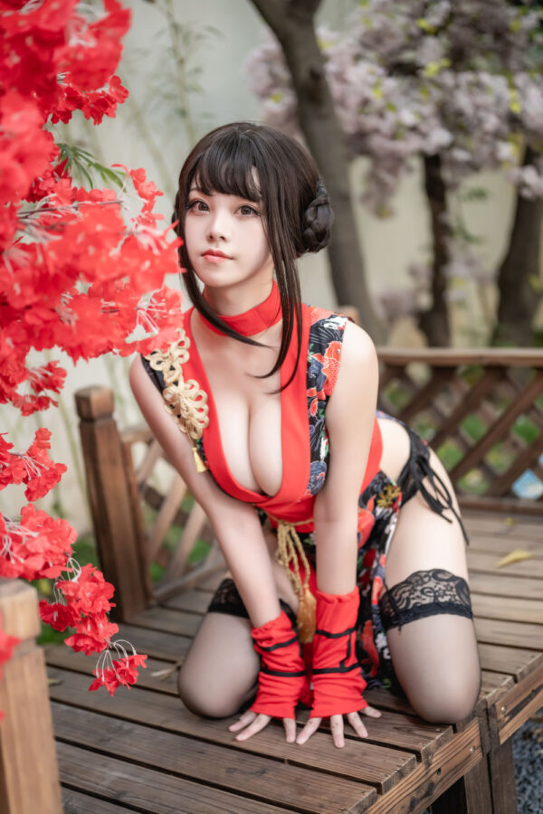 蜜汁猫裘忍者cos:日式庭院光影下的黑红忍者服写真赏析