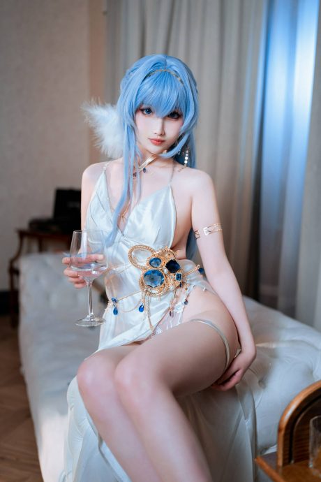 rioko凉凉子《胜利女神:妮姬》海伦礼服COS,尽显舰长端庄与高贵气场