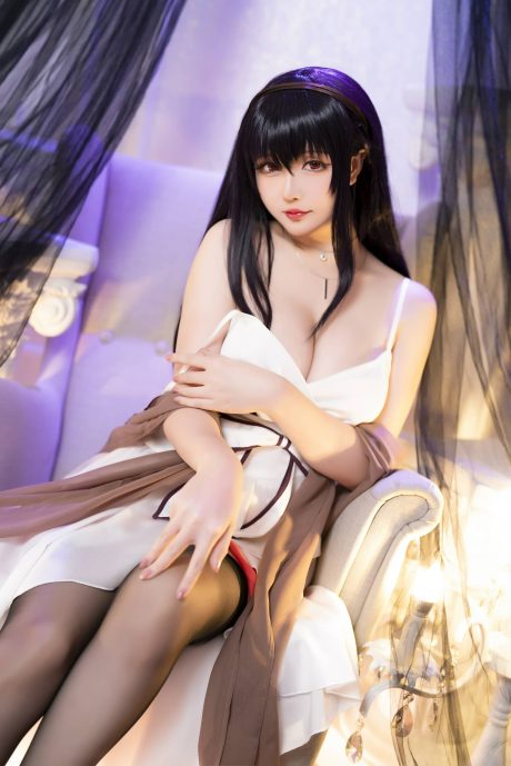 星之迟迟cos霞之丘居家写真，白色吊带睡裙配黑丝还原慵懒学姐韵味