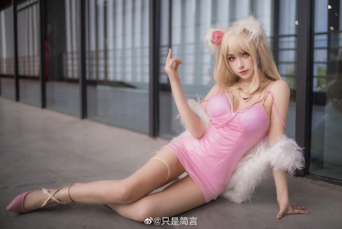 只是简言阿狸cos写真：粉色睡衣演绎英雄联盟九尾妖狐居家慵懒风
