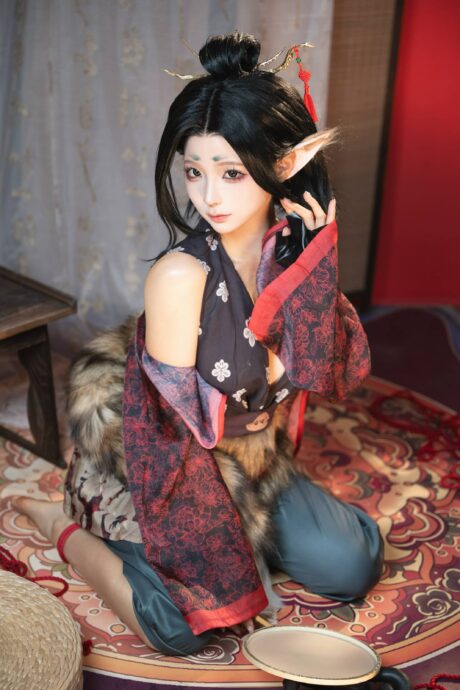 蠢沫沫cos萍萍图集,绒毛狐耳搭渐变长袍还原黑神话妖族少女