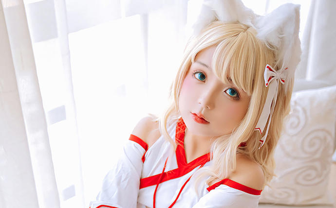 日奈娇小狐狸巫女COS图集:红白巫女服搭配萌系狐耳,定格甜美灵动气质