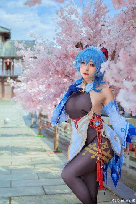 miidoo酱原神甘雨COS：樱花树下演绎璃月仙子的清冷与温柔
