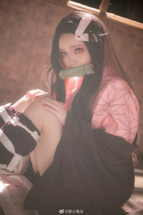 荣头小兔《鬼灭之刃》灶门祢豆子COS，经典咬竹筒造型展现温婉神态