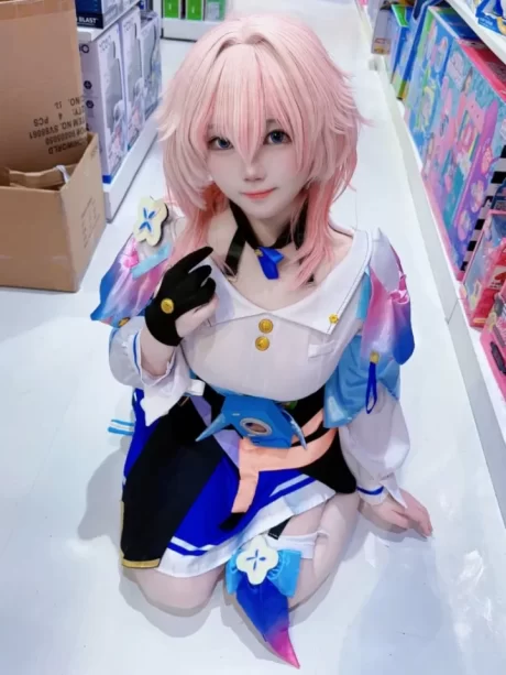 格蕾丝演绎《崩坏：星穹铁道》三月七COS，手持相机定格元气少女