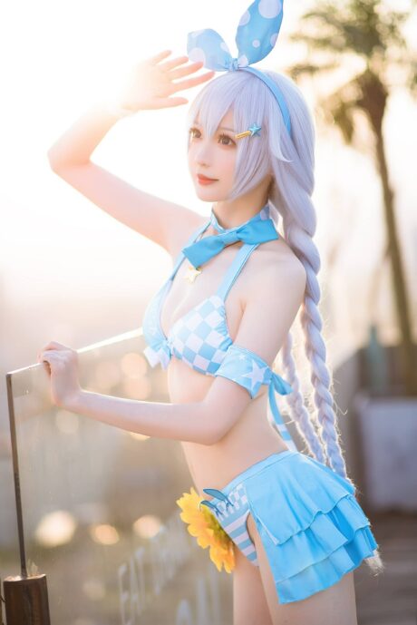 小南宫《崩坏3》泳装琪亚娜COS：夏日泳池边的女武神清爽假日