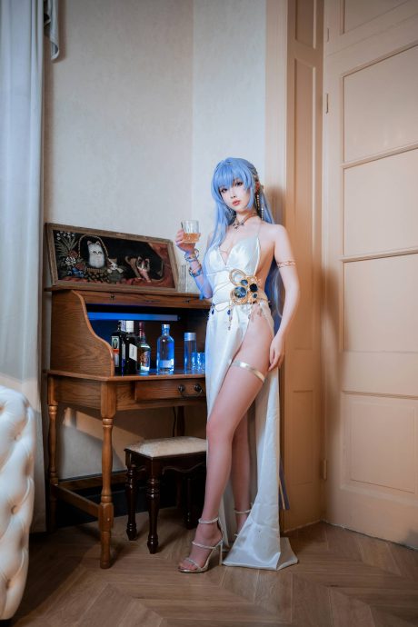 rioko凉凉子《胜利女神:妮姬》海伦礼服COS,尽显舰长端庄与高贵气场