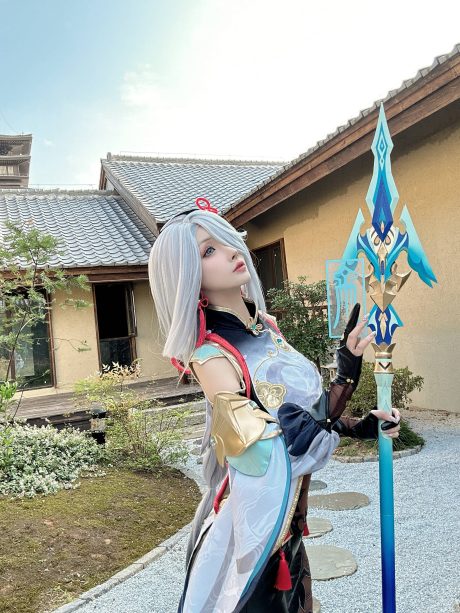 rioko凉凉子《原神》申鹤COS：银发长枪与青白长袍下的清冷仙气