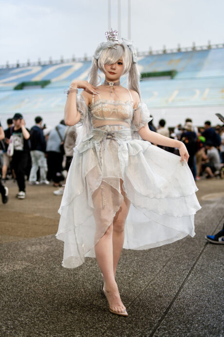 蒴saku漫展还原《胜利女神:妮姬》灰姑娘,纯白战裙演绎清冷女神气场
