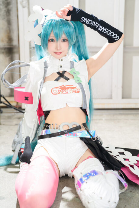 NanaPink池袋万圣节COS赛车初音，利落制服还原速度感造型