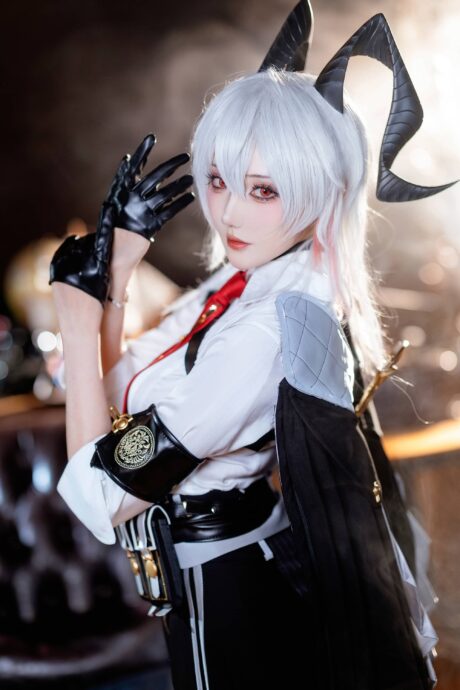 瓜希酱COS《鸣潮》赞妮：银发恶魔角搭配利落制服，还原防卫科精英气场