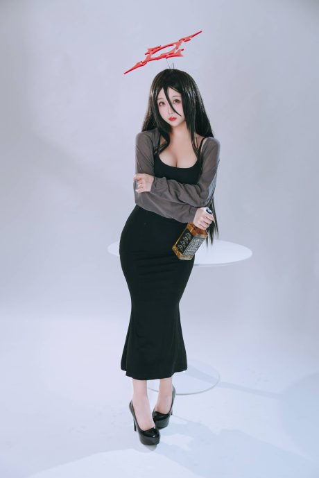 日奈娇COS蔚蓝档案羽川莲见：轻软家居服出镜，尽显副部长的居家温柔