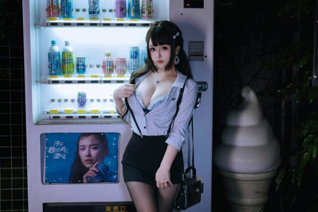 日奈娇夜色街头化身OL女郎，条纹衬衫搭配微光定格下班轻熟日常