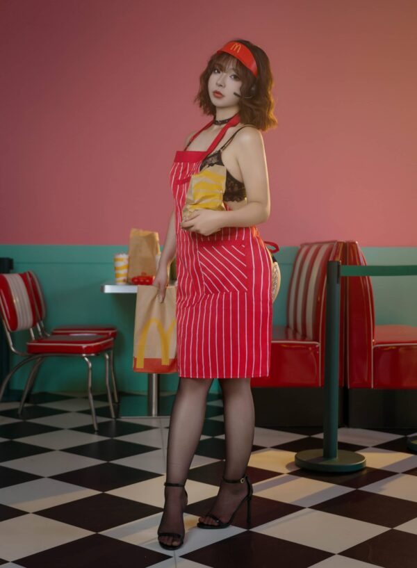 yuuhui玉汇作品：麦当劳女服务员制服写真，还原复古快餐店元气日常