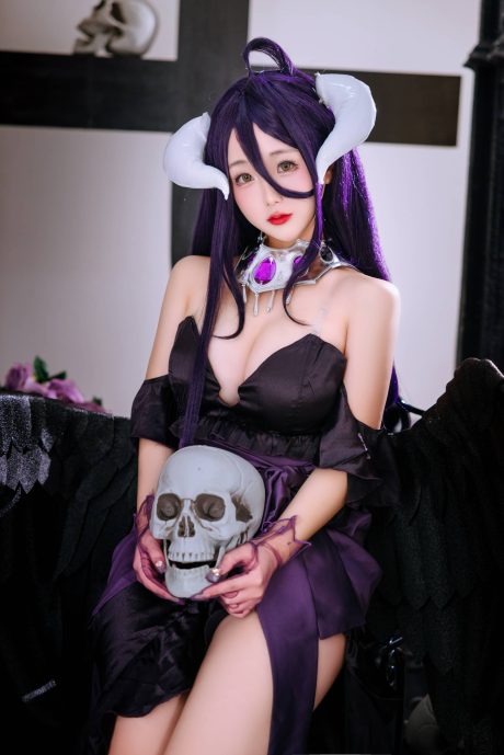 日奈娇COS《Overlord》礼服版雅儿贝德，深紫长裙配黑色羽翼尽显冷艳