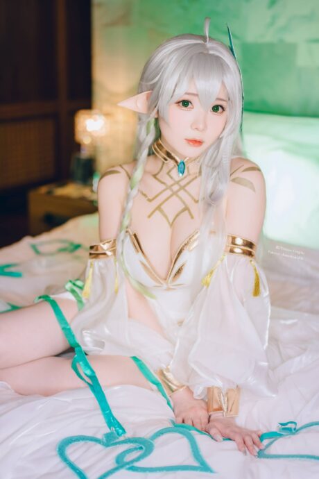 霜月shimo cosplay原神纳西妲,白金长袍与灵动神态还原须弥草神