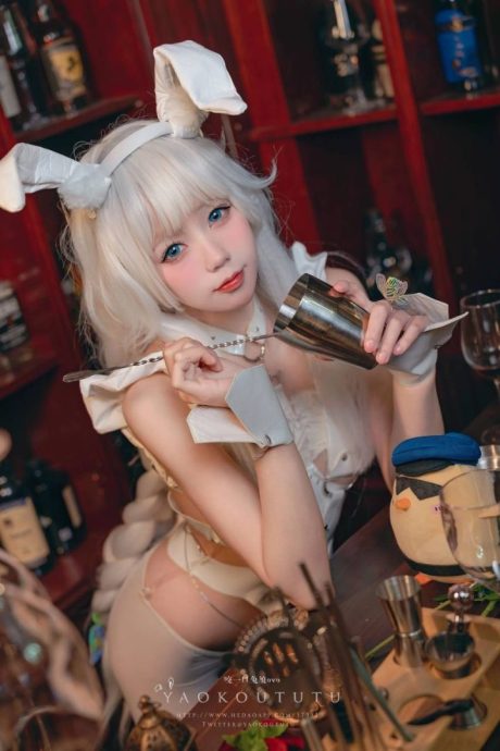 咬一口兔娘ovo写真:纯白兔女郎COS展现娇俏灵动与纯净质感
