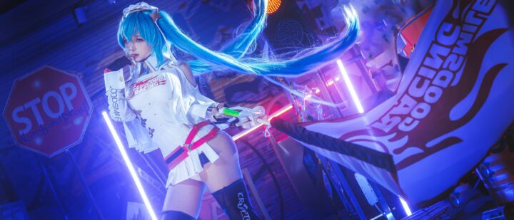蠢沫沫cos初音舞台风写真，利落白裙碰撞赛博霓虹光影
