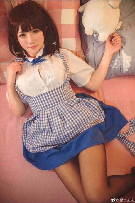 是本末末cos小爱室内制服写真，还原《星期一的丰满》温馨日常