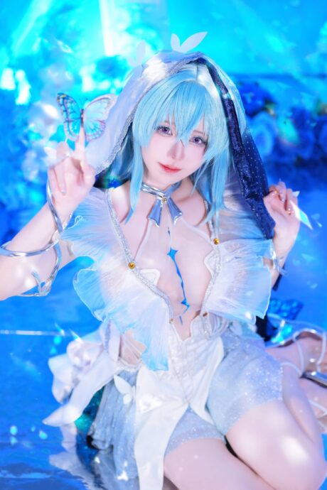 SallyDorasnow演绎鸣潮守岸人COS:冷调轻纱与幽蓝蝶影的深海守望