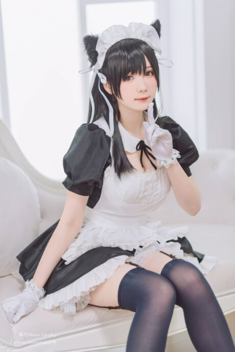 霜月shimo女仆爱宕COS：柔和光影还原碧蓝航线重巡舰娘优雅气质