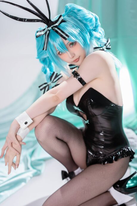 星之迟迟黑色兔女郎COS初音未来，蓝发双马尾搭配亮皮战衣性感又俏皮