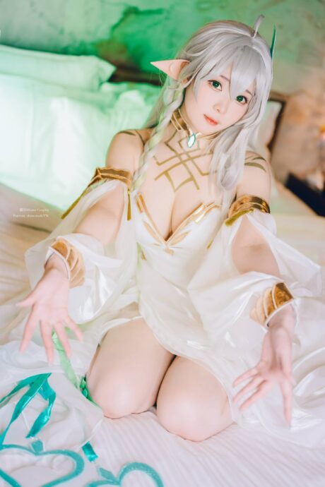 霜月shimo cosplay原神纳西妲,白金长袍与灵动神态还原须弥草神