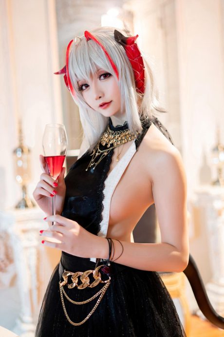 星之迟迟Wcos黑色露背礼服,演绎明日方舟维什戴尔的危险与优雅