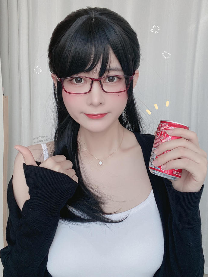 眼酱大魔王相关介绍:个人风格解析,《想喝可乐》写真的紫色复古质感