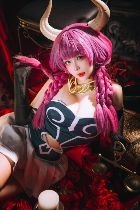 日奈娇COS《葬送的芙莉莲》阿乌拉:恶魔长角与服从天平下的冷艳魔族