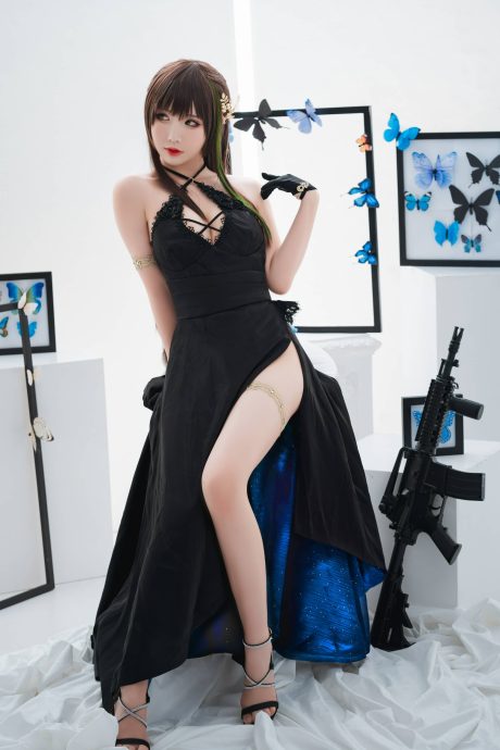 面饼仙儿m4写真：黑色礼服持枪出镜，优雅还原少女前线战术人形