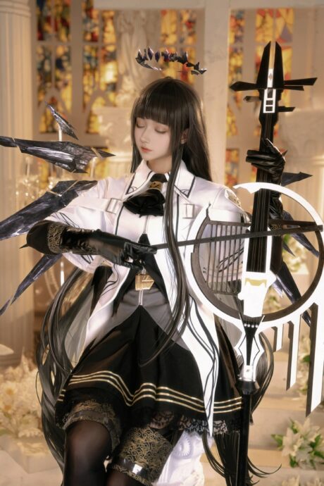 羽生三未《明日方舟》阿尔图罗COS,黑白礼装与源石乐器还原优雅乐手