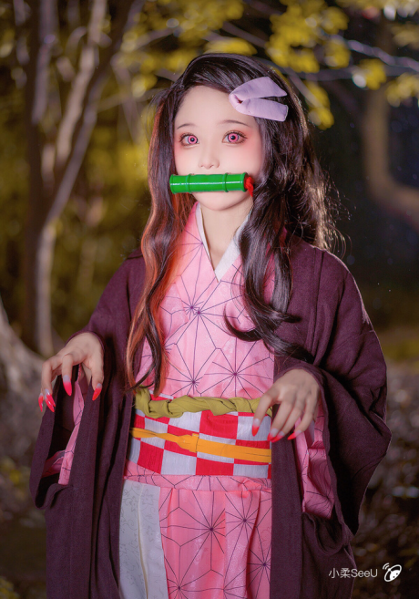 小柔SeeU《鬼灭之刃》灶门祢豆子COS，咬竹筒红瞳造型灵动还原