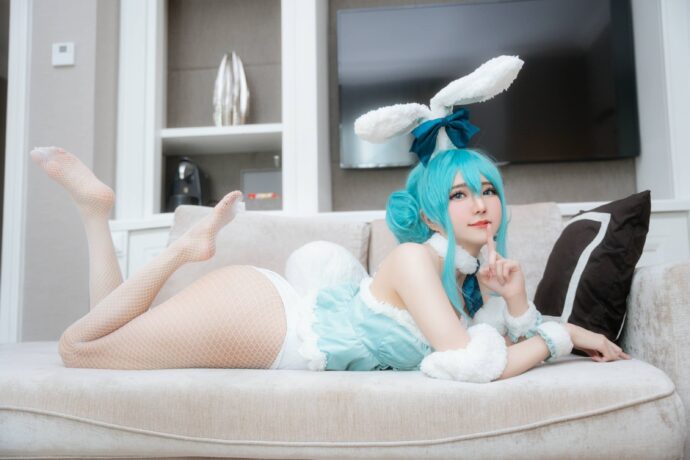初音未来兔女郎COS，这套sallydorasnow写真展现水蓝双马尾与甜美气质