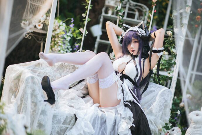 瓜希酱碧蓝航线cos奥古斯特女仆皮肤，花园实拍24张冷艳柔美反差写真