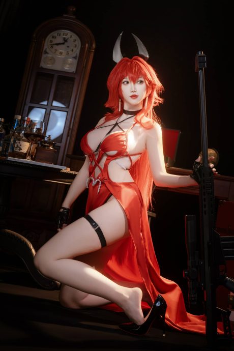 面饼仙儿《胜利女神:妮姬》小红帽COS,高开叉红裙配重狙尽显飒爽