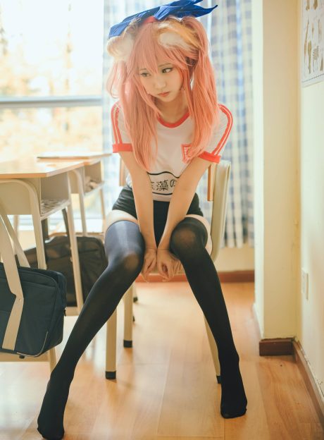 黑川cos狐妖玉藻前体操服写真，运动风装扮尽显俏皮日常