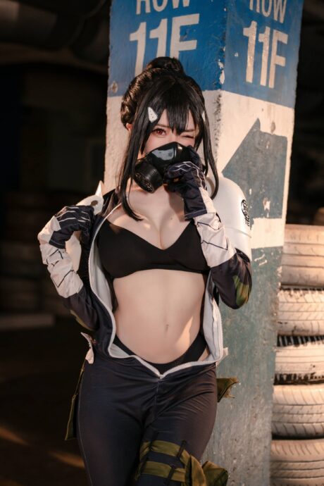 化身怪兽8号亚白米娜,sallydorasnow写真演绎防卫队长持枪英姿
