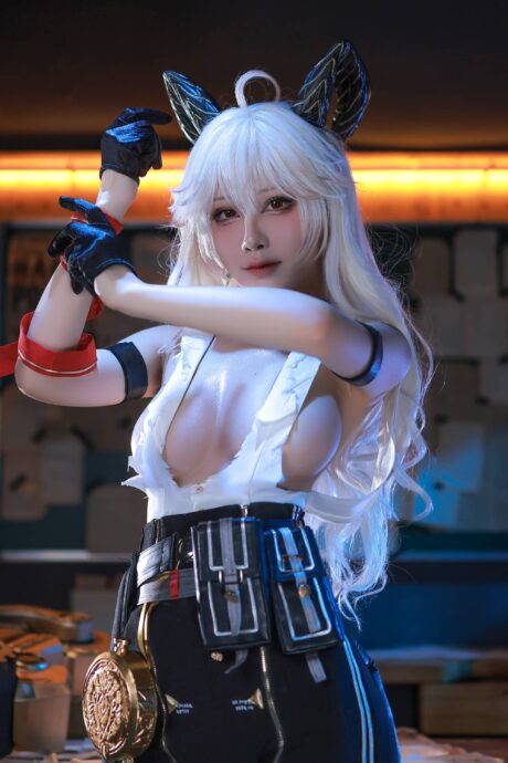 水淼aqua鸣潮角色赞妮COS,银发造型与重装武器还原银行守护者