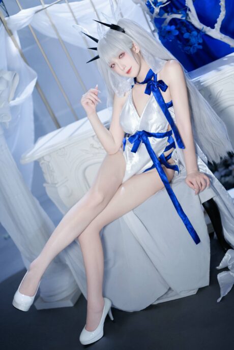 封疆疆v《碧蓝航线》可畏礼服COS，银发蓝裙诠释皇家舰娘的从容优雅