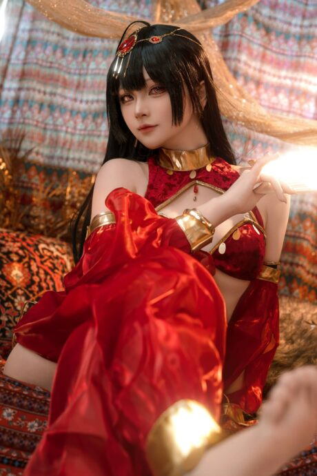 屿鱼Yukako碧蓝航线大凤COS：红金舞娘华服与航母女王气场