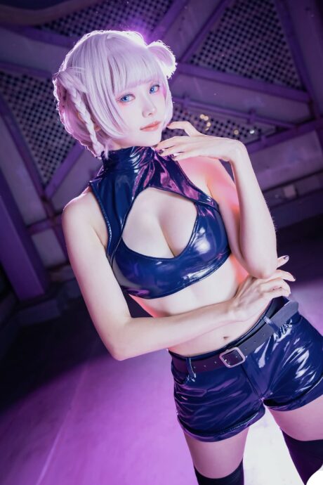 ElyEE子COS《彻夜之歌》七草荠：霓虹夜色下的随性吸血鬼少女