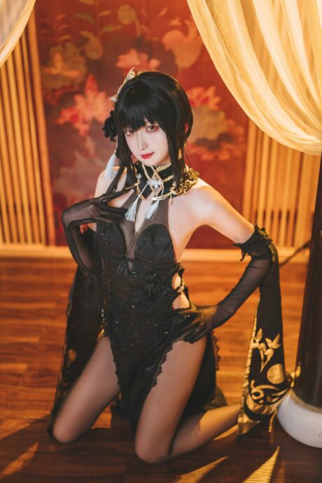 封疆疆v碧蓝航线镇海旗袍COS,深色质感剪裁演绎东方舰娘典雅气韵