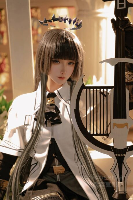 羽生三未《明日方舟》阿尔图罗COS,黑白礼装与源石乐器还原优雅乐手