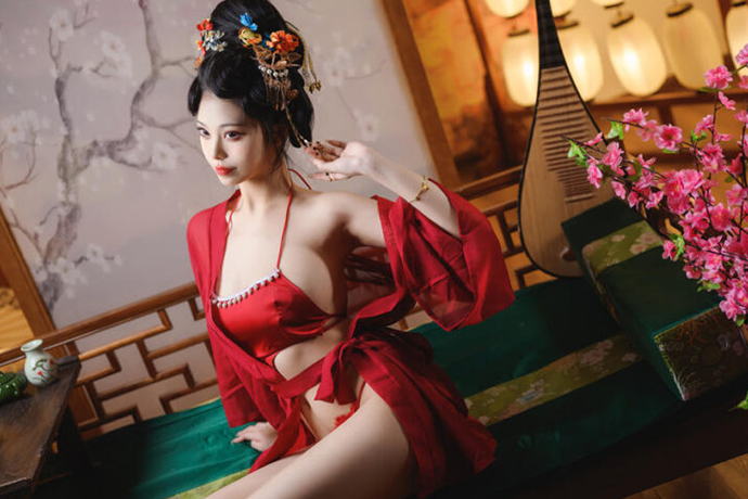 蜜汁猫裘的个人介绍：改名猫个裘裘子后的代表作品与甜美COS看点